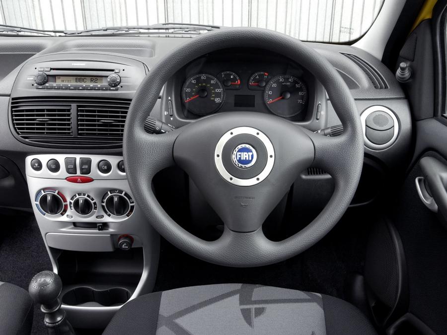  Fiat Punto Sporting 2003 года  (UK) (фото 4 из 8)